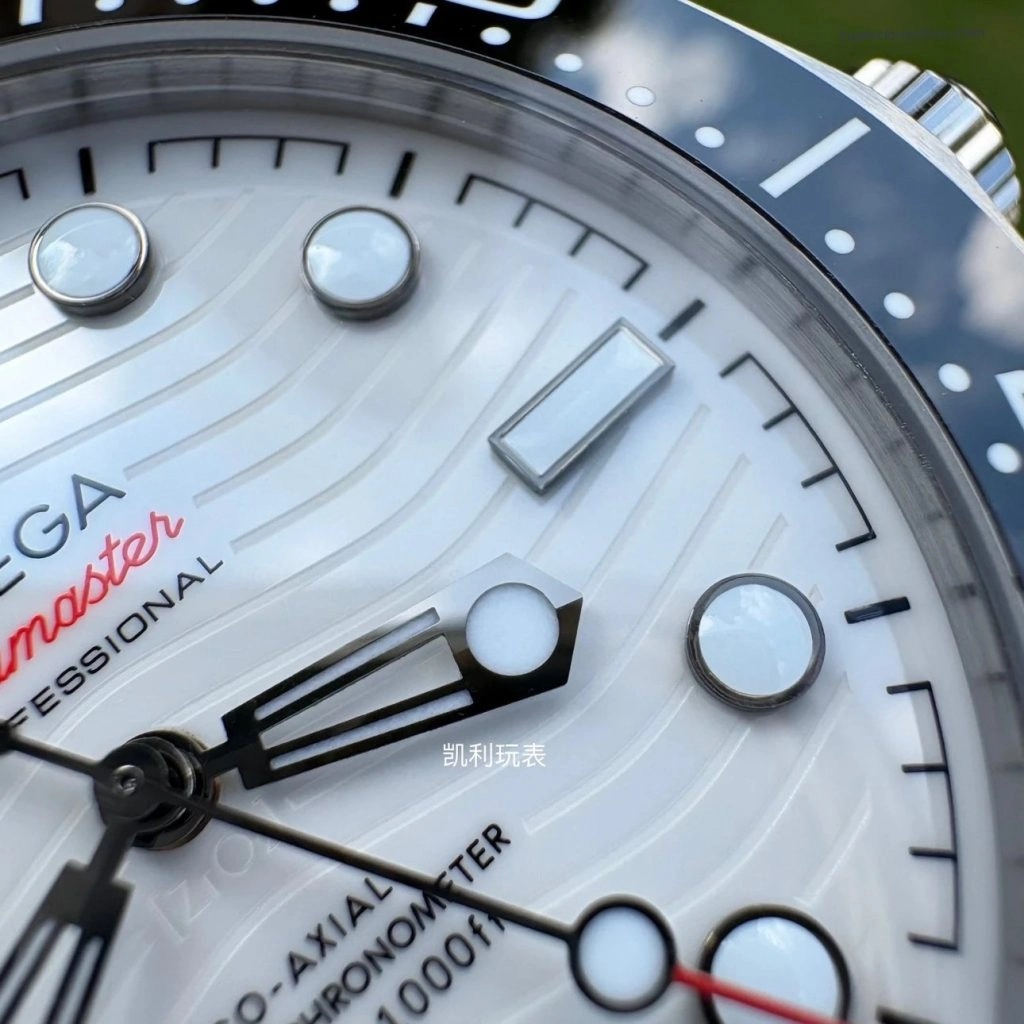 Premium Replica Uhr Omega Seamaster Diver 300M 210.32.42.20.04.001 mit weißem Zifferblatt 42 mm