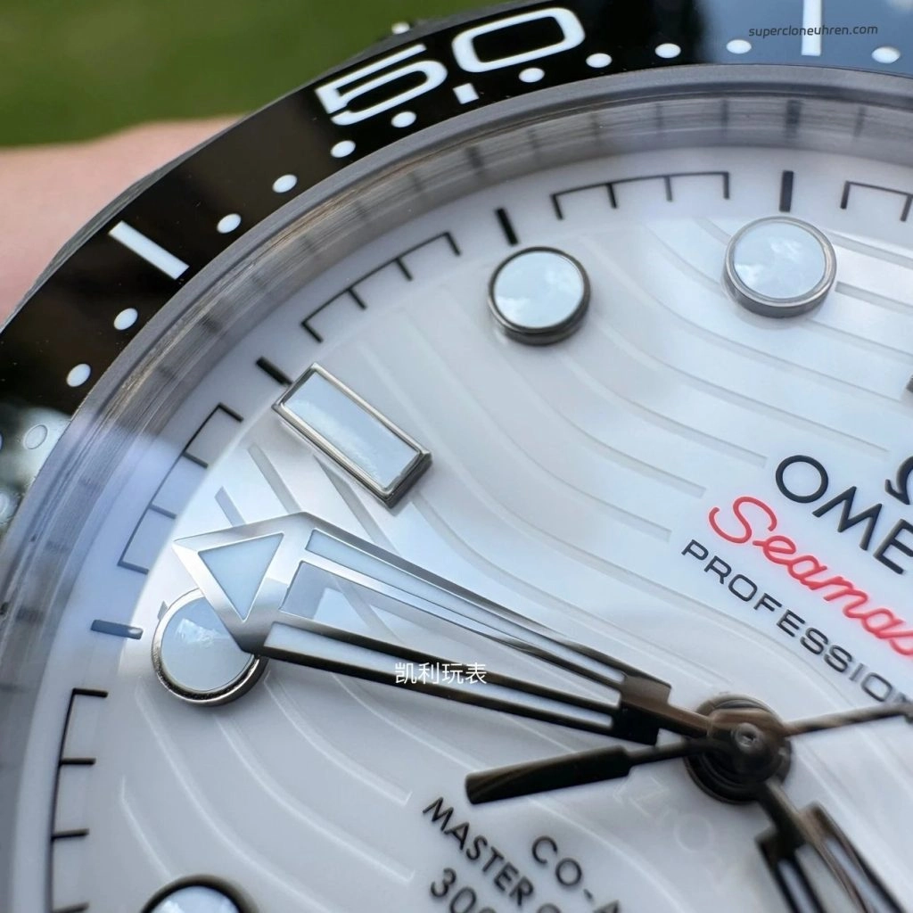 Premium Replica Uhr Omega Seamaster Diver 300M 210.32.42.20.04.001 mit weißem Zifferblatt 42 mm