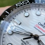 Premium Replica Uhr Omega Seamaster Diver 300M 210.32.42.20.04.001 mit weißem Zifferblatt 42 mm