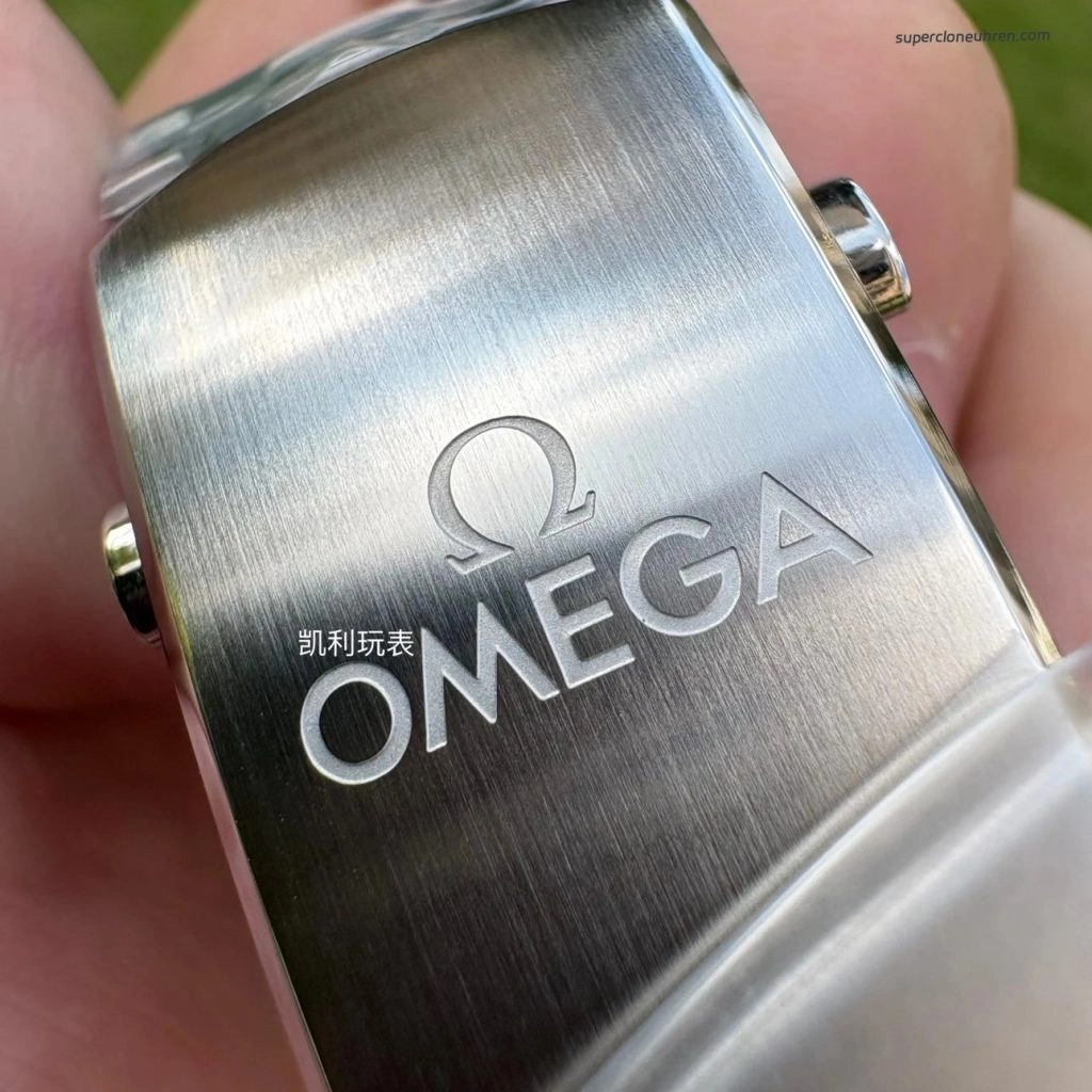 Premium Replica Uhr Omega Seamaster Diver 300M 210.32.42.20.04.001 mit weißem Zifferblatt 42 mm
