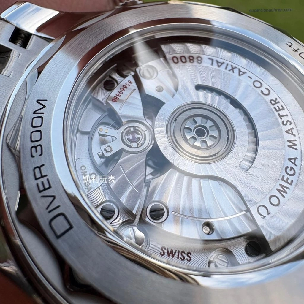 Premium Replica Uhr Omega Seamaster Diver 300M 210.32.42.20.04.001 mit weißem Zifferblatt 42 mm