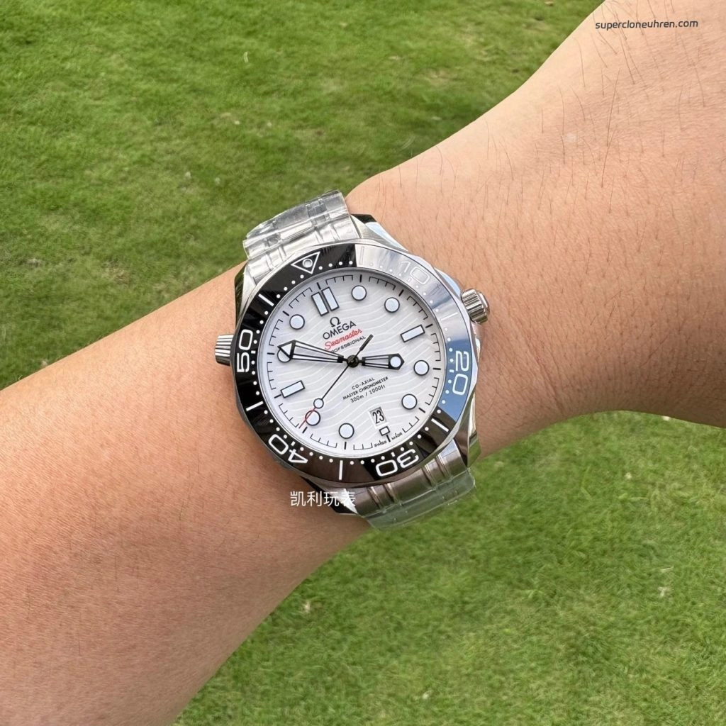 Premium Replica Uhr Omega Seamaster Diver 300M 210.32.42.20.04.001 mit weißem Zifferblatt 42 mm