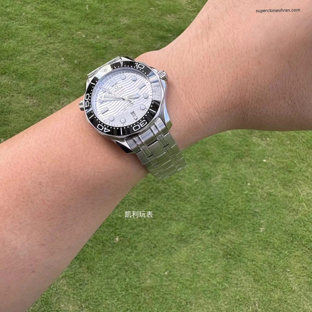 Premium Replica Uhr Omega Seamaster Diver 300M 210.32.42.20.04.001 mit weißem Zifferblatt 42 mm