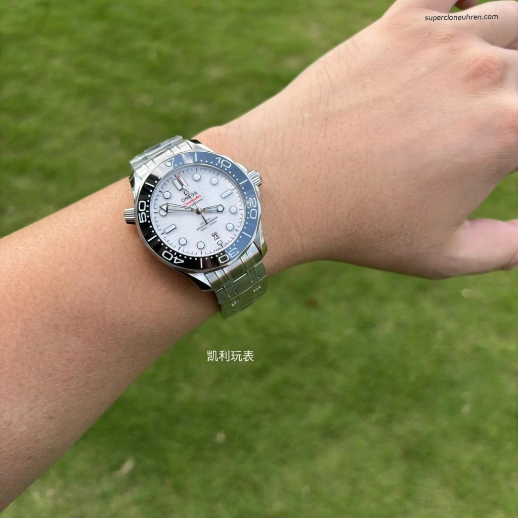 Premium Replica Uhr Omega Seamaster Diver 300M 210.32.42.20.04.001 mit weißem Zifferblatt 42 mm