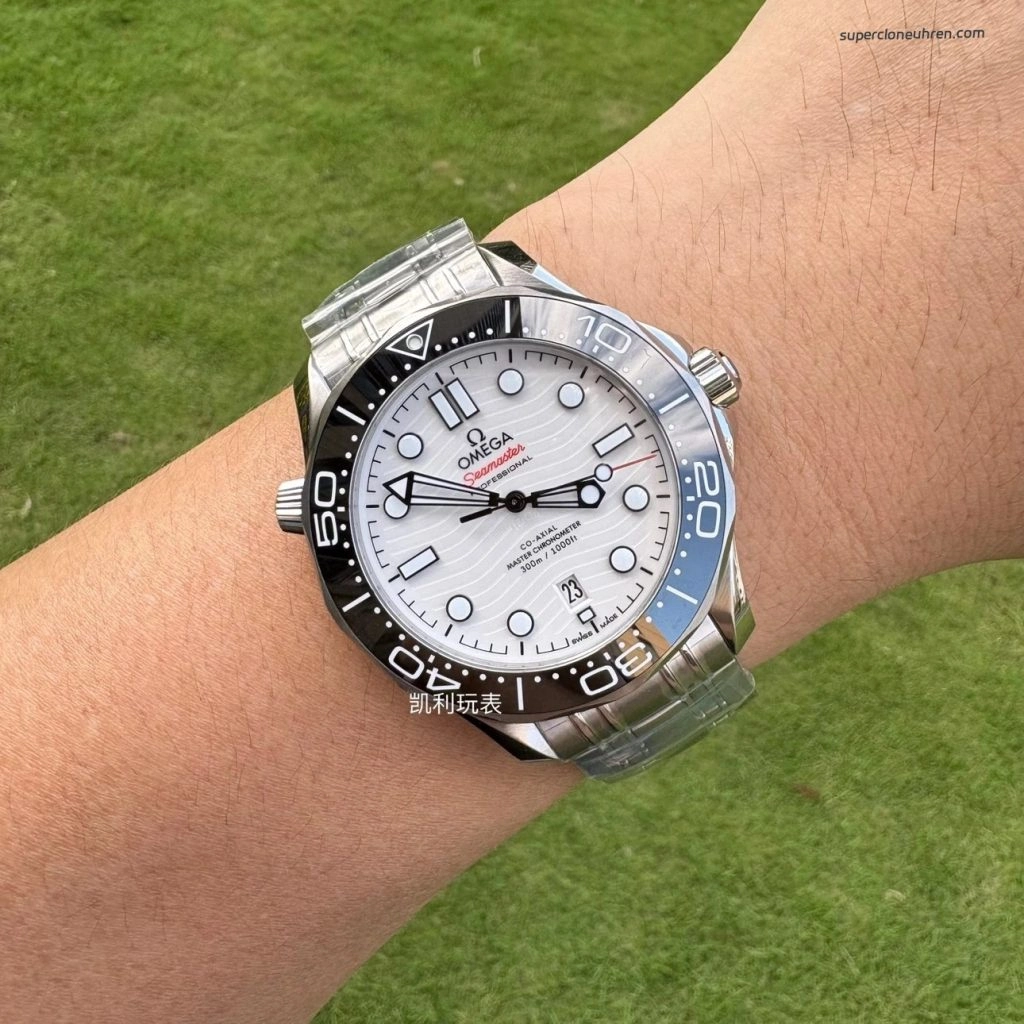 Premium Replica Uhr Omega Seamaster Diver 300M 210.32.42.20.04.001 mit weißem Zifferblatt 42 mm