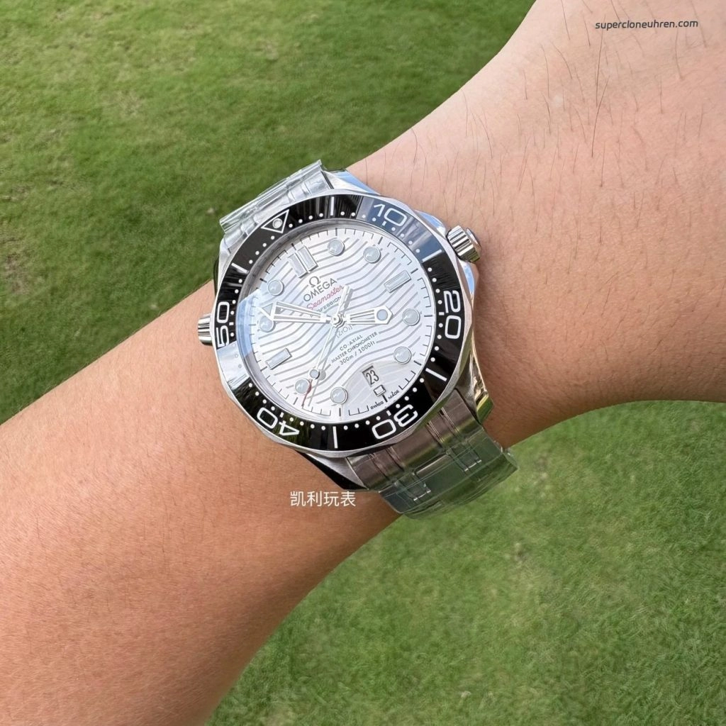Premium Replica Uhr Omega Seamaster Diver 300M 210.32.42.20.04.001 mit weißem Zifferblatt 42 mm