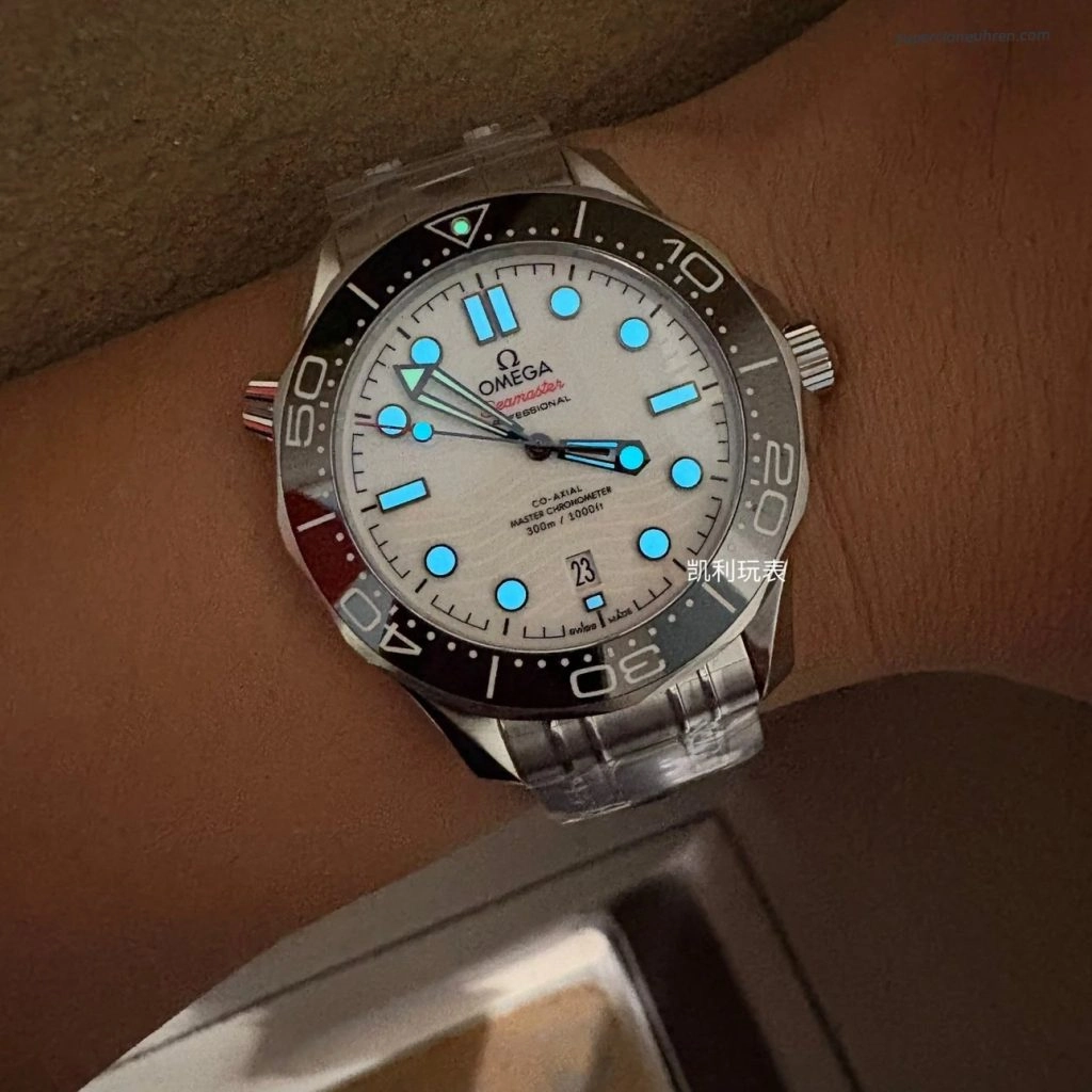 Premium Replica Uhr Omega Seamaster Diver 300M 210.32.42.20.04.001 mit weißem Zifferblatt 42 mm