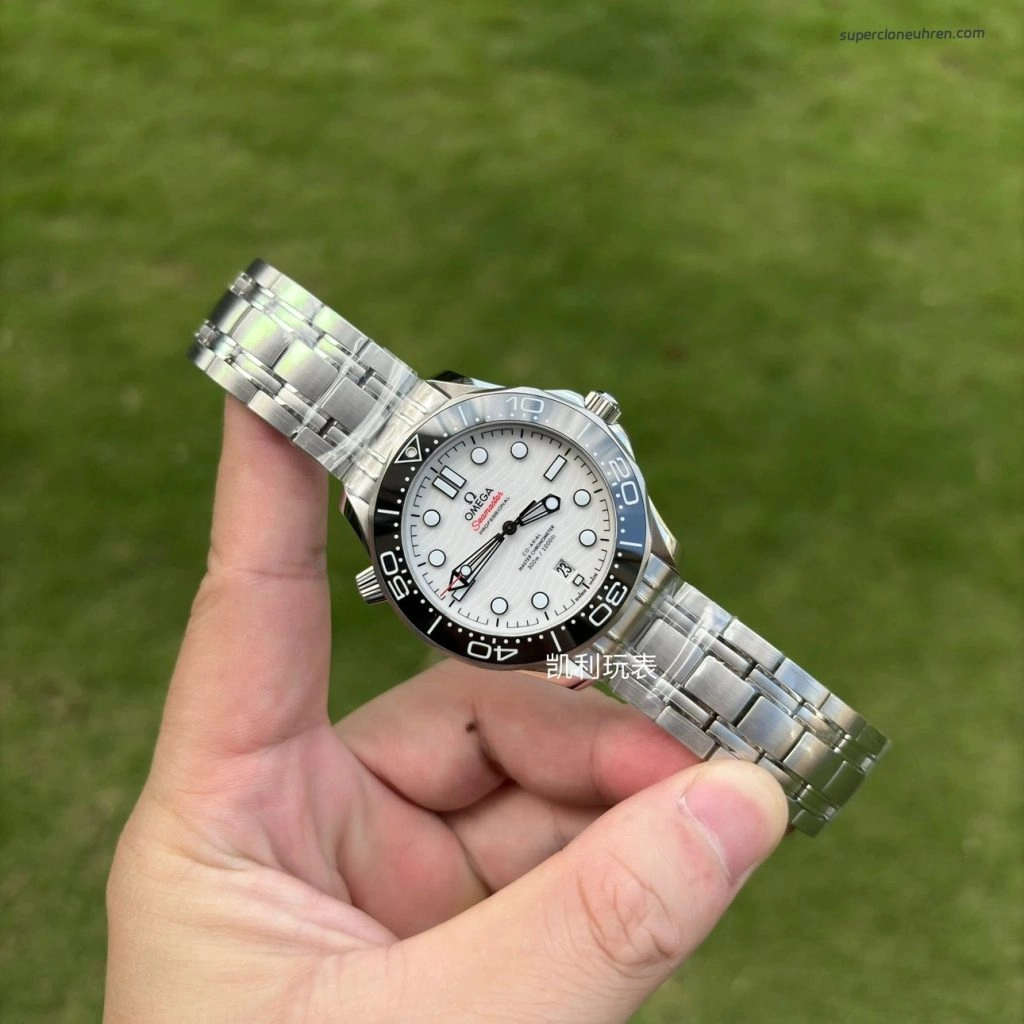 Premium Replica Uhr Omega Seamaster Diver 300M 210.32.42.20.04.001 mit weißem Zifferblatt 42 mm