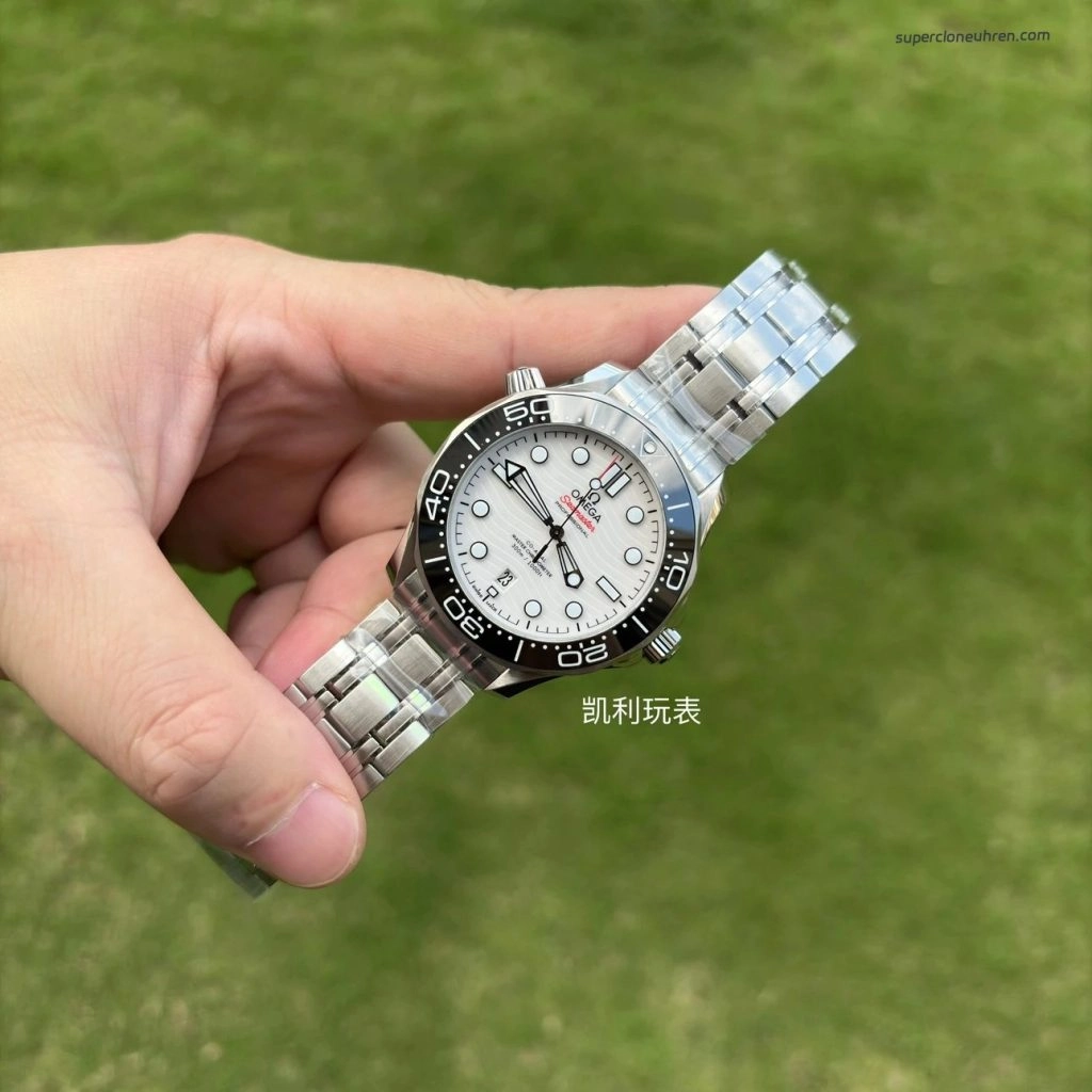 Premium Replica Uhr Omega Seamaster Diver 300M 210.32.42.20.04.001 mit weißem Zifferblatt 42 mm