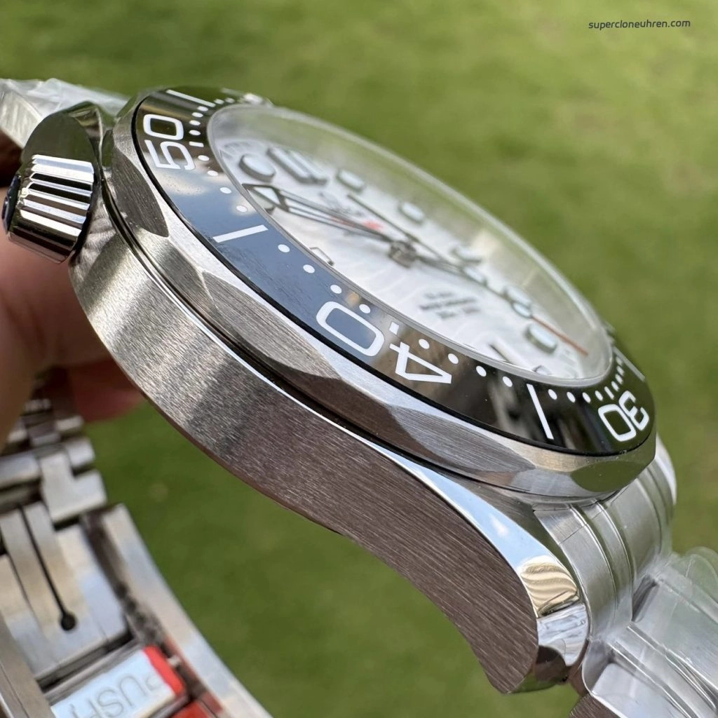 Premium Replica Uhr Omega Seamaster Diver 300M 210.32.42.20.04.001 mit weißem Zifferblatt 42 mm