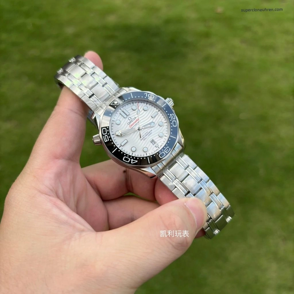 Premium Replica Uhr Omega Seamaster Diver 300M 210.32.42.20.04.001 mit weißem Zifferblatt 42 mm