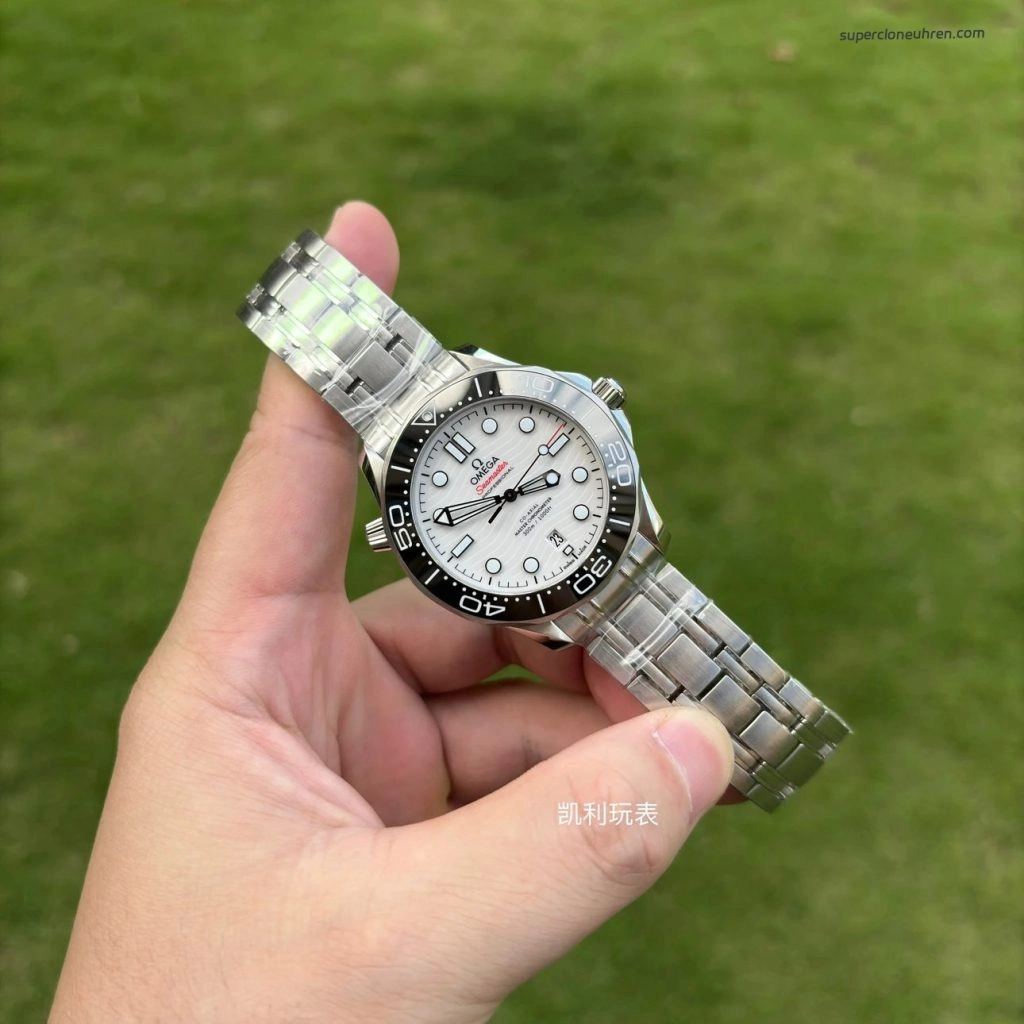 Premium Replica Uhr Omega Seamaster Diver 300M 210.32.42.20.04.001 mit weißem Zifferblatt 42 mm