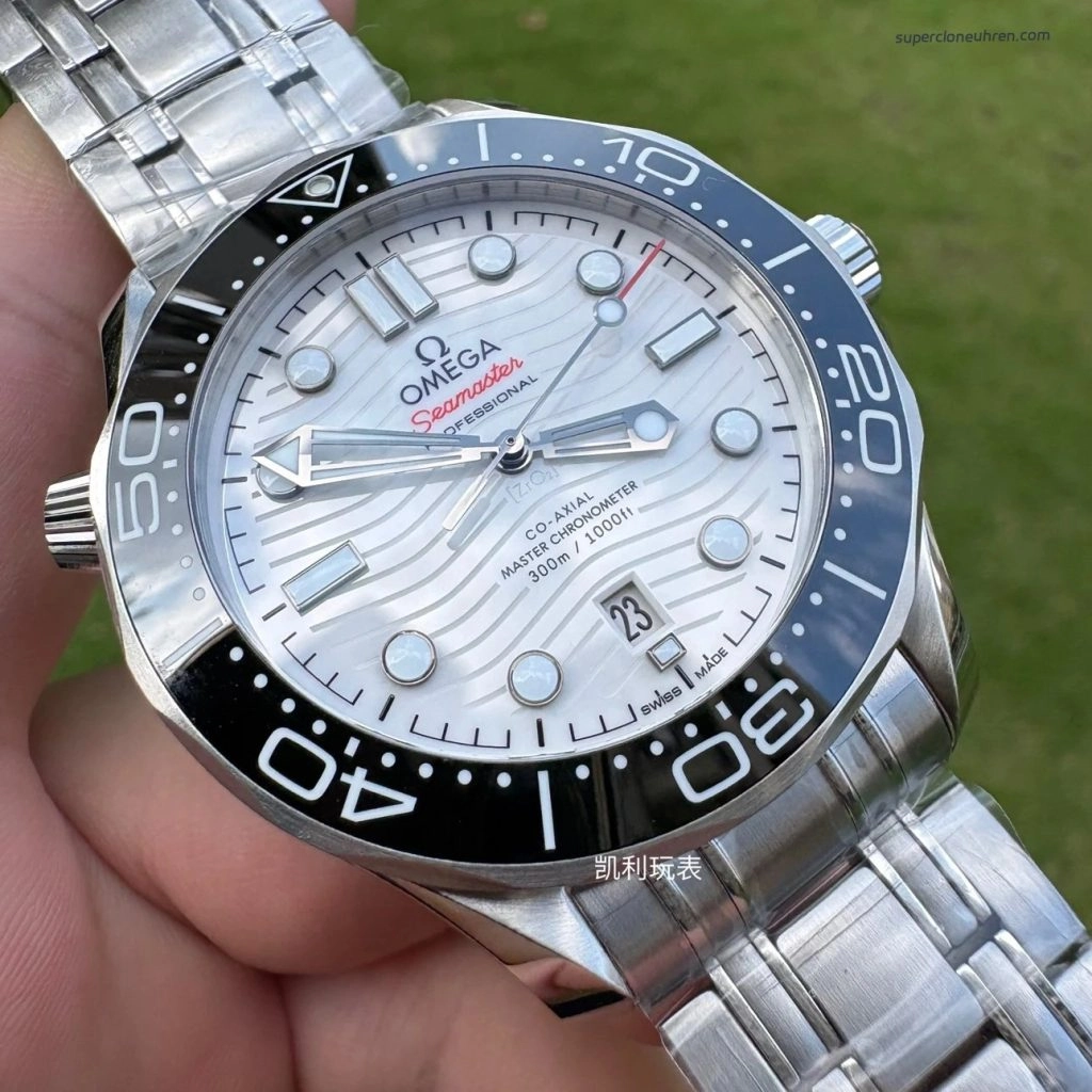 Premium Replica Uhr Omega Seamaster Diver 300M 210.32.42.20.04.001 mit weißem Zifferblatt 42 mm