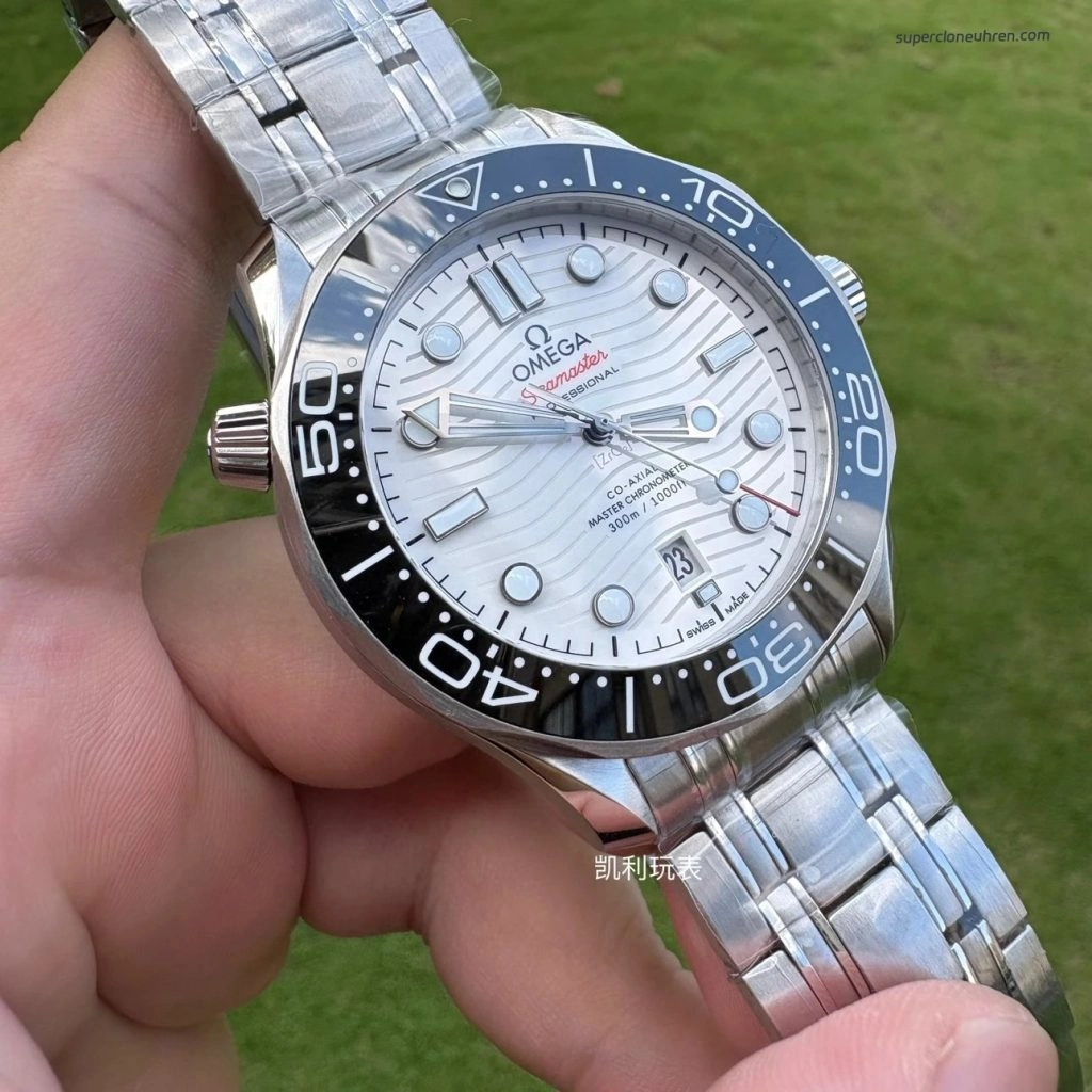 Premium Replica Uhr Omega Seamaster Diver 300M 210.32.42.20.04.001 mit weißem Zifferblatt 42 mm