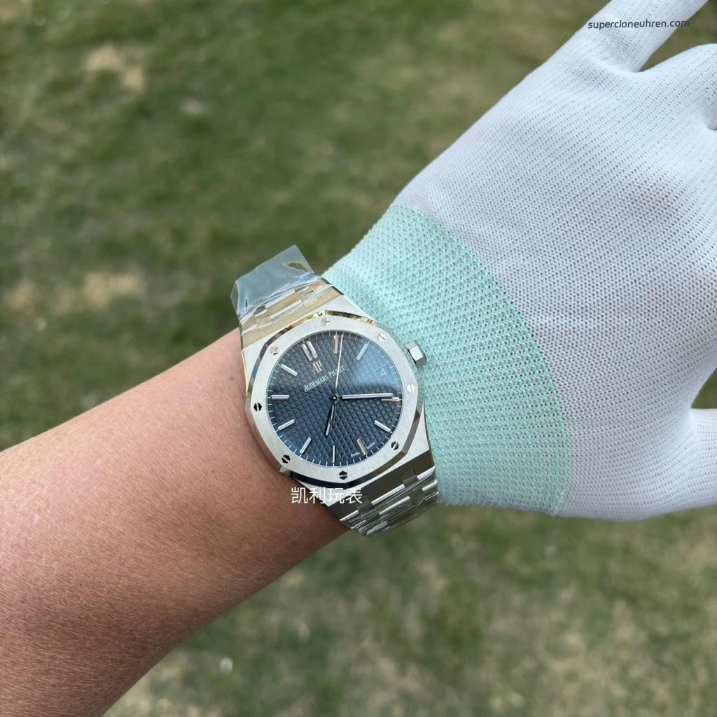 Premium Replica Uhr Audemars Piguet Royal Oak 15500ST.OO.1220ST.01 blaues Zifferblatt Edelstahl 41 mm