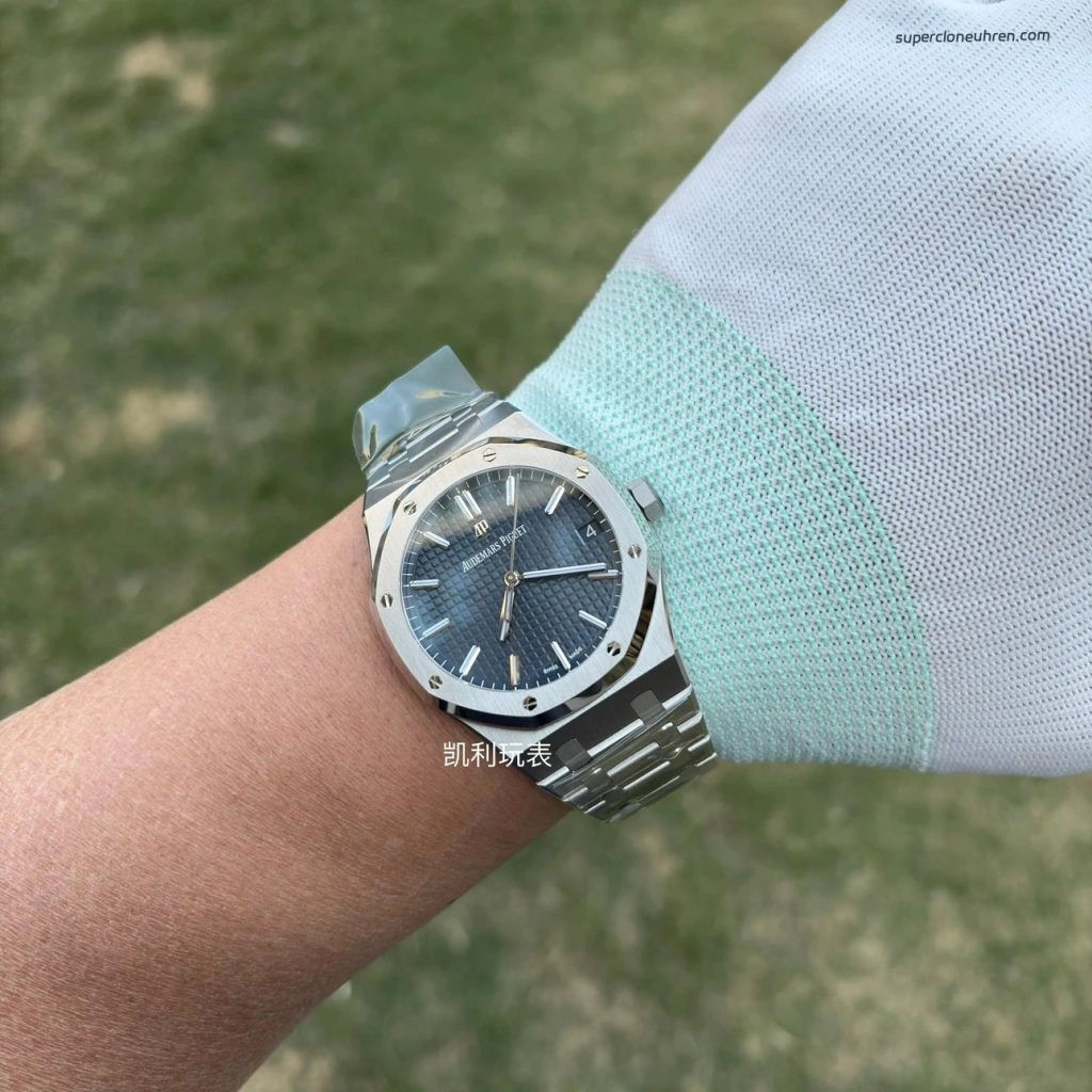 Premium Replica Uhr Audemars Piguet Royal Oak 15500ST.OO.1220ST.01 blaues Zifferblatt Edelstahl 41 mm