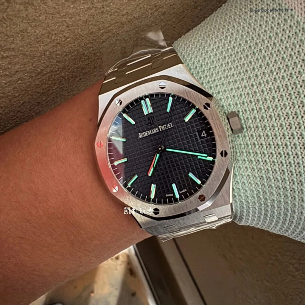 Premium Replica Uhr Audemars Piguet Royal Oak 15500ST.OO.1220ST.01 blaues Zifferblatt Edelstahl 41 mm