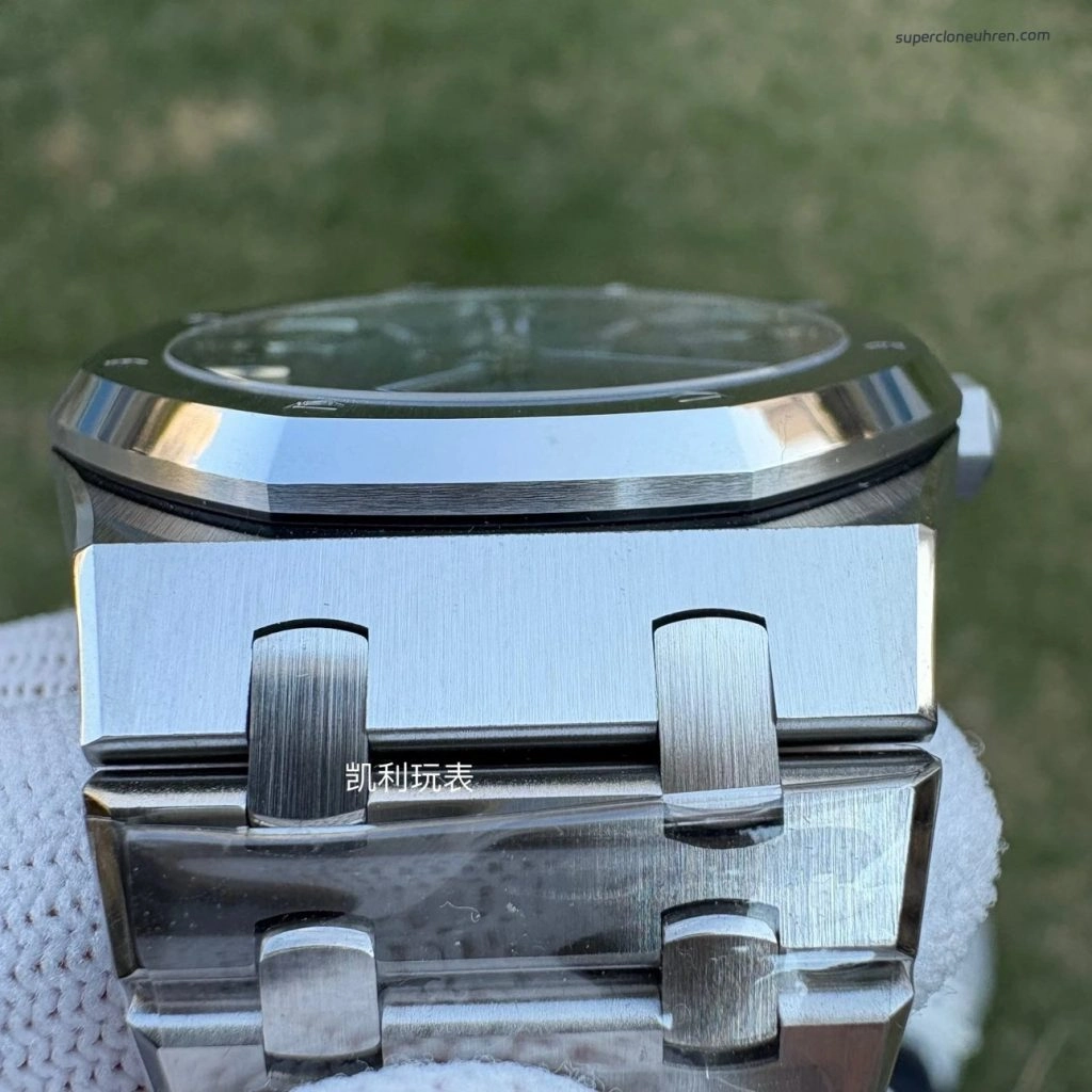 Premium Replica Uhr Audemars Piguet Royal Oak 15500ST.OO.1220ST.01 blaues Zifferblatt Edelstahl 41 mm