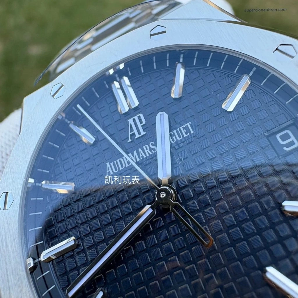 Premium Replica Uhr Audemars Piguet Royal Oak 15500ST.OO.1220ST.01 blaues Zifferblatt Edelstahl 41 mm