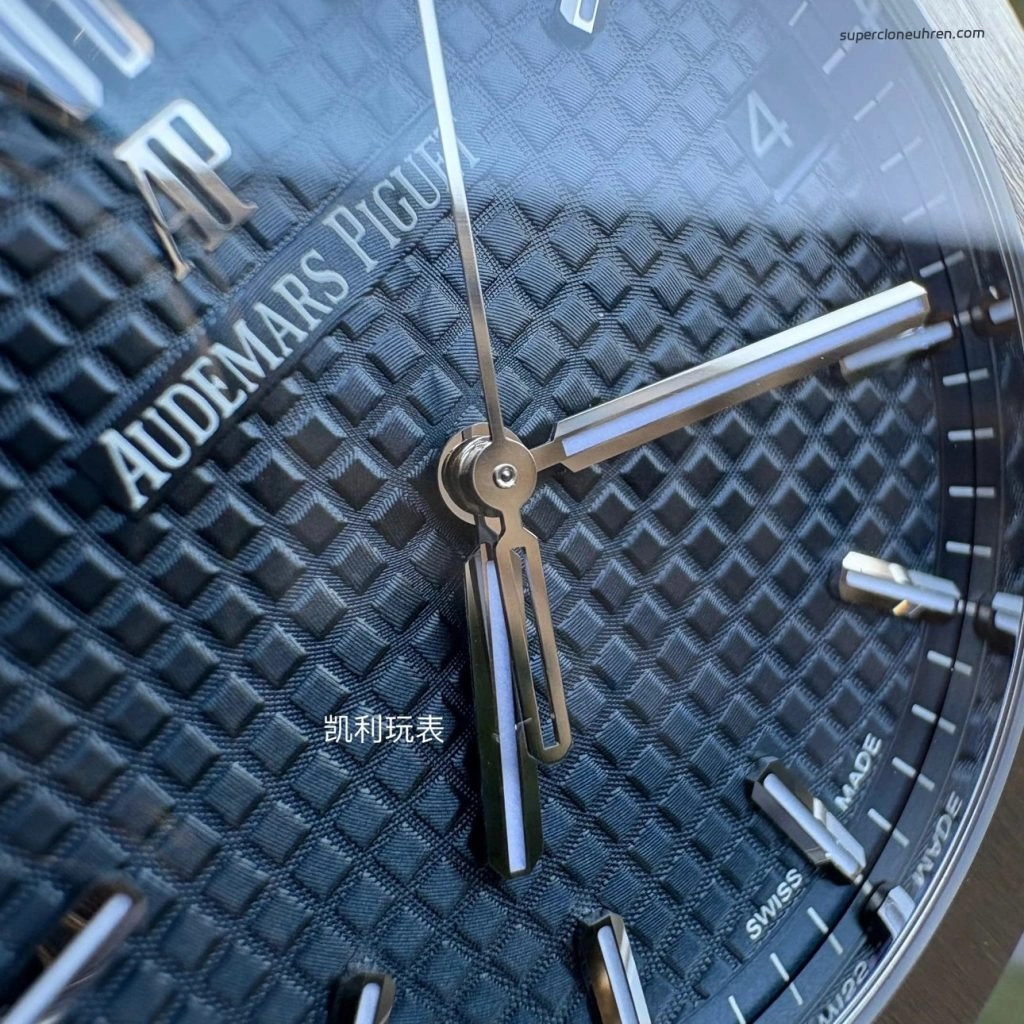 Premium Replica Uhr Audemars Piguet Royal Oak 15500ST.OO.1220ST.01 blaues Zifferblatt Edelstahl 41 mm