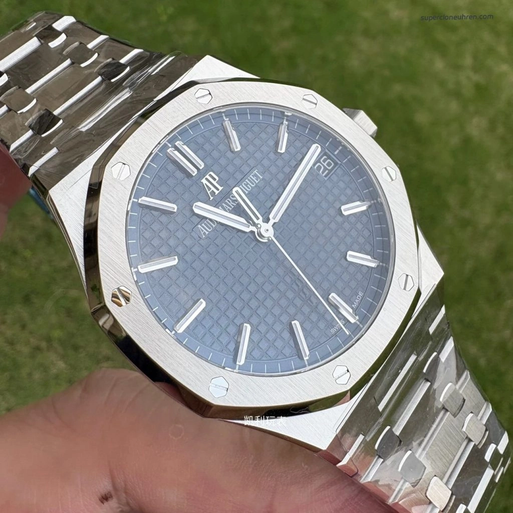 Premium Replica Uhr Audemars Piguet Royal Oak 15500ST.OO.1220ST.01 blaues Zifferblatt Edelstahl 41 mm