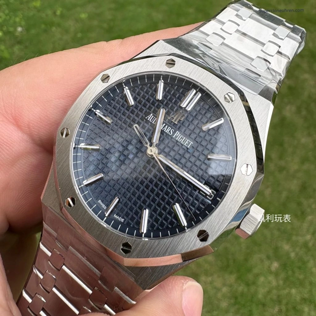 Premium Replica Uhr Audemars Piguet Royal Oak 15500ST.OO.1220ST.01 blaues Zifferblatt Edelstahl 41 mm