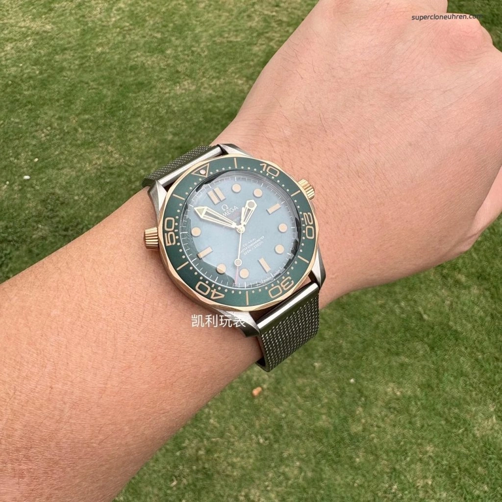 Super Clone Omega Seamaster 210.90.42.20.10.001 Bronze-Gold Titan Mesh-Armband 42 mm