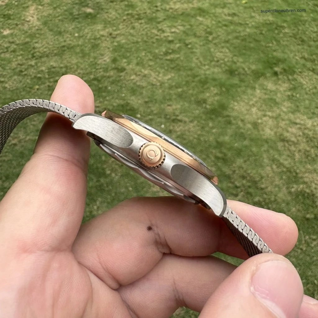 Super Clone Omega Seamaster 210.90.42.20.10.001 Bronze-Gold Titan Mesh-Armband 42 mm