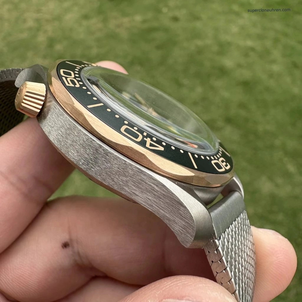 Super Clone Omega Seamaster 210.90.42.20.10.001 Bronze-Gold Titan Mesh-Armband 42 mm