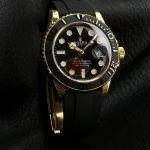 Premium Replica Uhr Rolex Yacht-Master M226658-0001 Schwarz-Gold Kautschukband 42 mm
