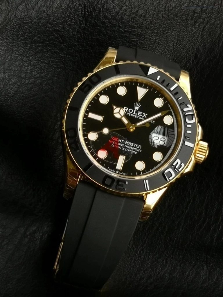 Premium Replica Uhr Rolex Yacht-Master M226658-0001 Schwarz-Gold Kautschukband 42 mm