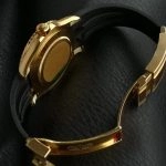Premium Replica Uhr Rolex Yacht-Master M226658-0001 Schwarz-Gold Kautschukband 42 mm