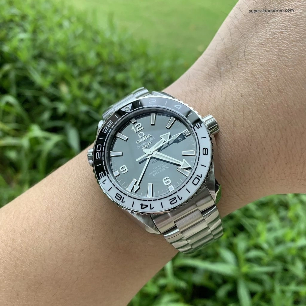 Premium Replica Uhr Omega Seamaster Planet Ocean 215.30.44.22.01.001 schwarz-weisse Keramiklünette 43,5 mm