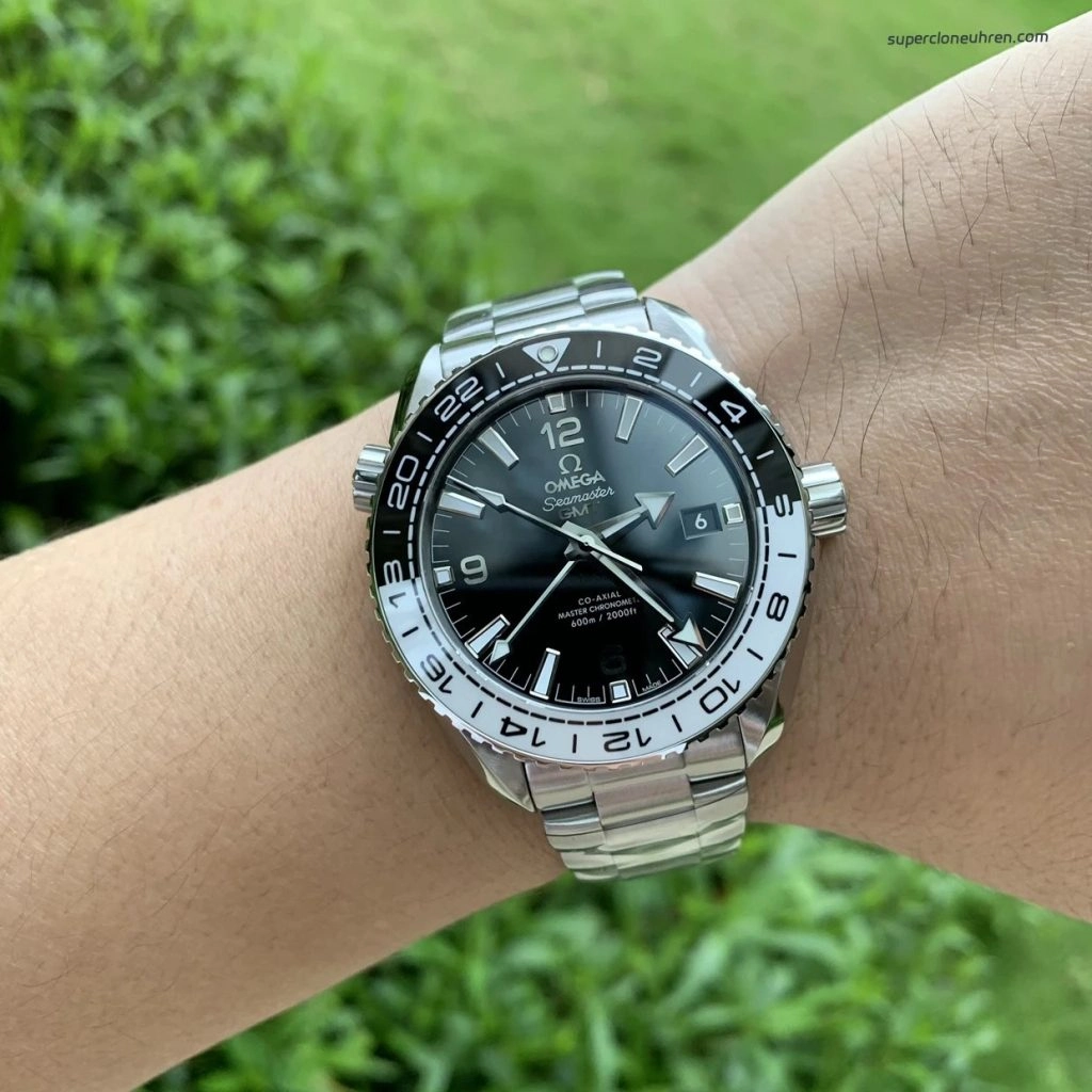 Premium Replica Uhr Omega Seamaster Planet Ocean 215.30.44.22.01.001 schwarz-weisse Keramiklünette 43,5 mm