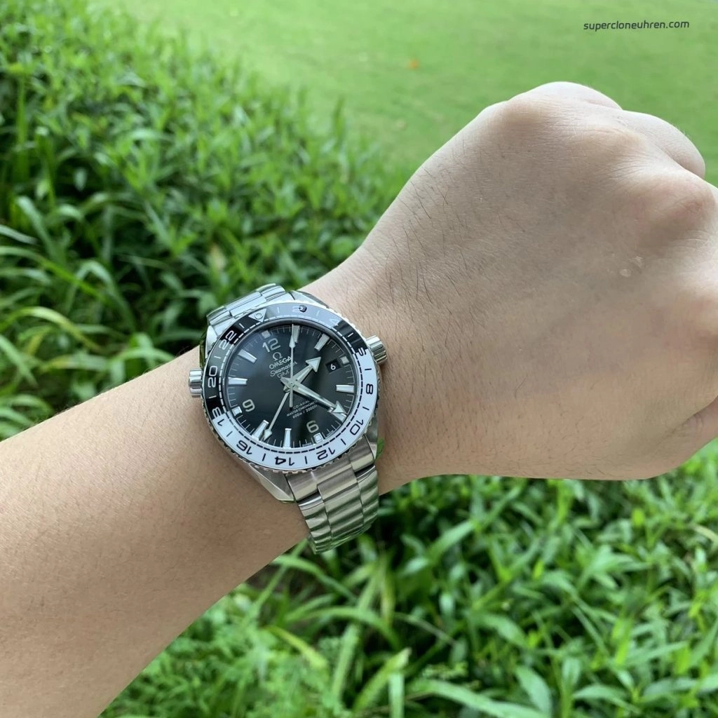 Premium Replica Uhr Omega Seamaster Planet Ocean 215.30.44.22.01.001 schwarz-weisse Keramiklünette 43,5 mm