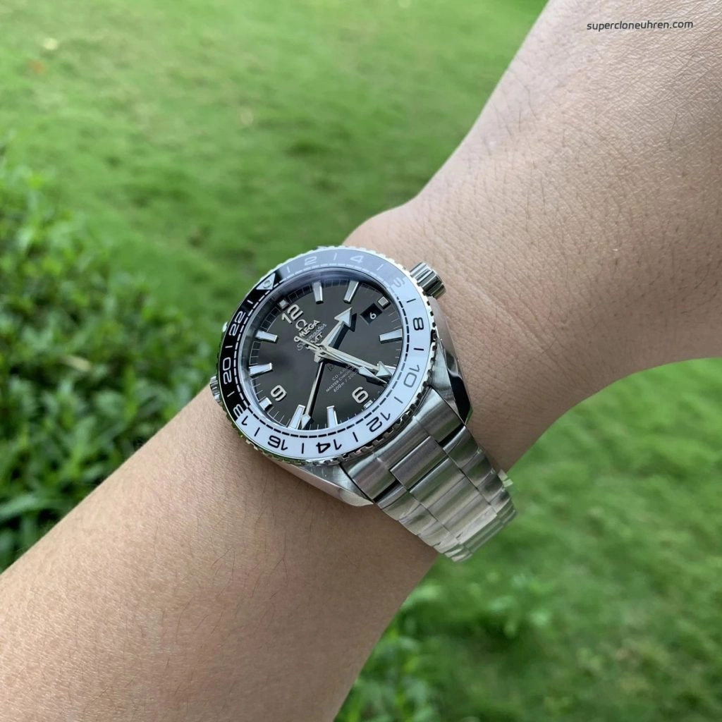 Premium Replica Uhr Omega Seamaster Planet Ocean 215.30.44.22.01.001 schwarz-weisse Keramiklünette 43,5 mm