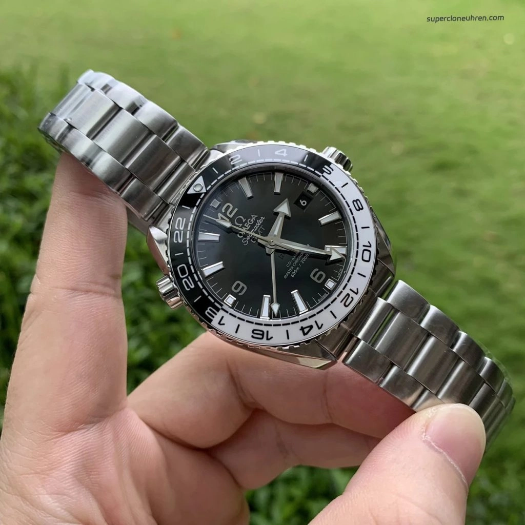 Premium Replica Uhr Omega Seamaster Planet Ocean 215.30.44.22.01.001 schwarz-weisse Keramiklünette 43,5 mm
