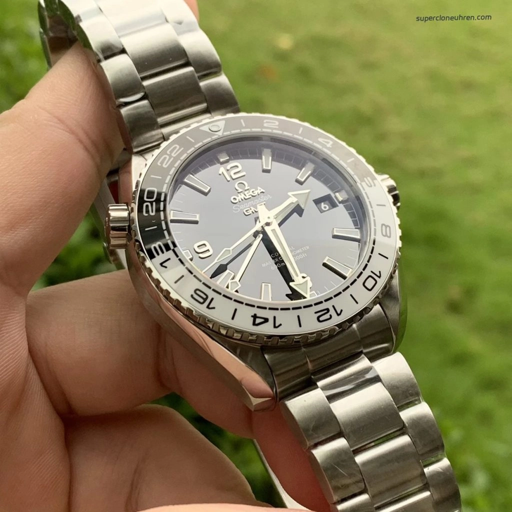 Premium Replica Uhr Omega Seamaster Planet Ocean 215.30.44.22.01.001 schwarz-weisse Keramiklünette 43,5 mm