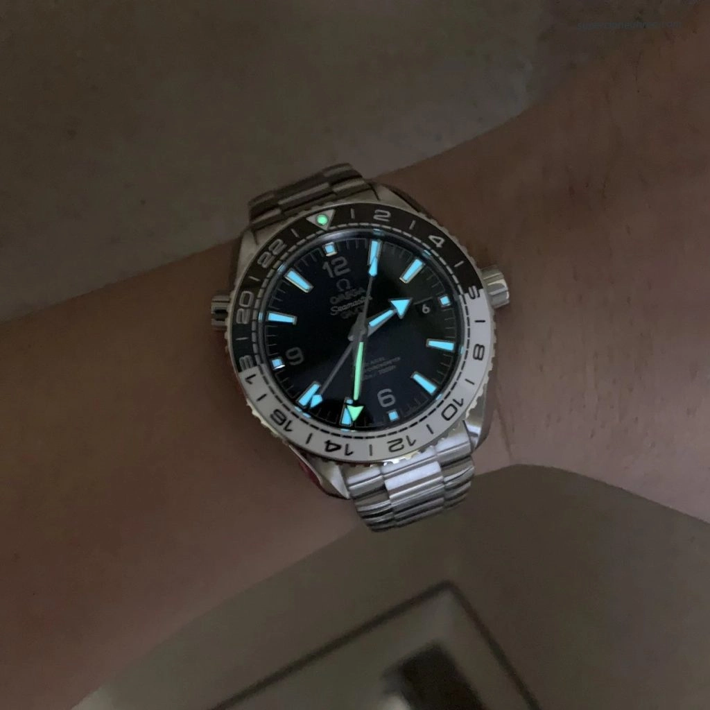 Premium Replica Uhr Omega Seamaster Planet Ocean 215.30.44.22.01.001 schwarz-weisse Keramiklünette 43,5 mm