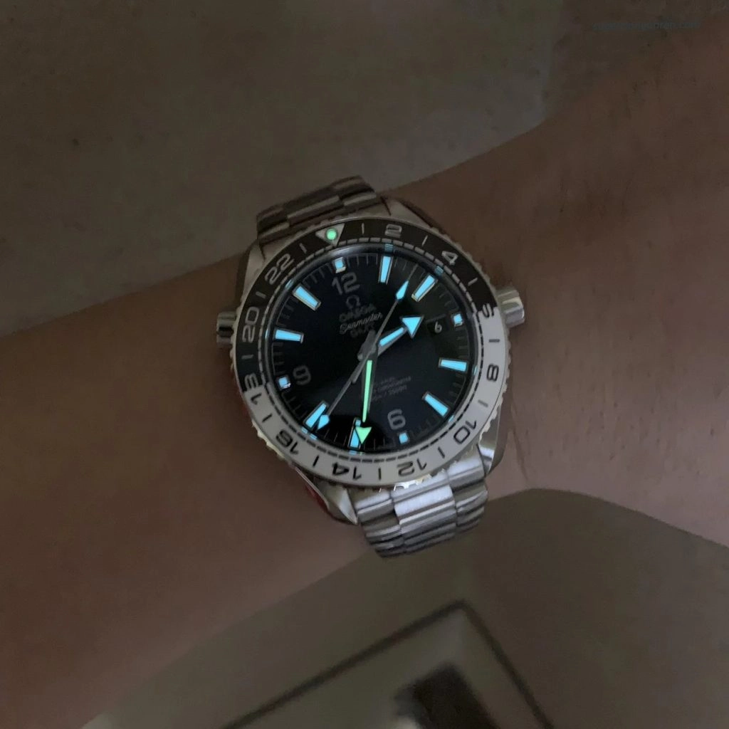 Premium Replica Uhr Omega Seamaster Planet Ocean 215.30.44.22.01.001 schwarz-weisse Keramiklünette 43,5 mm