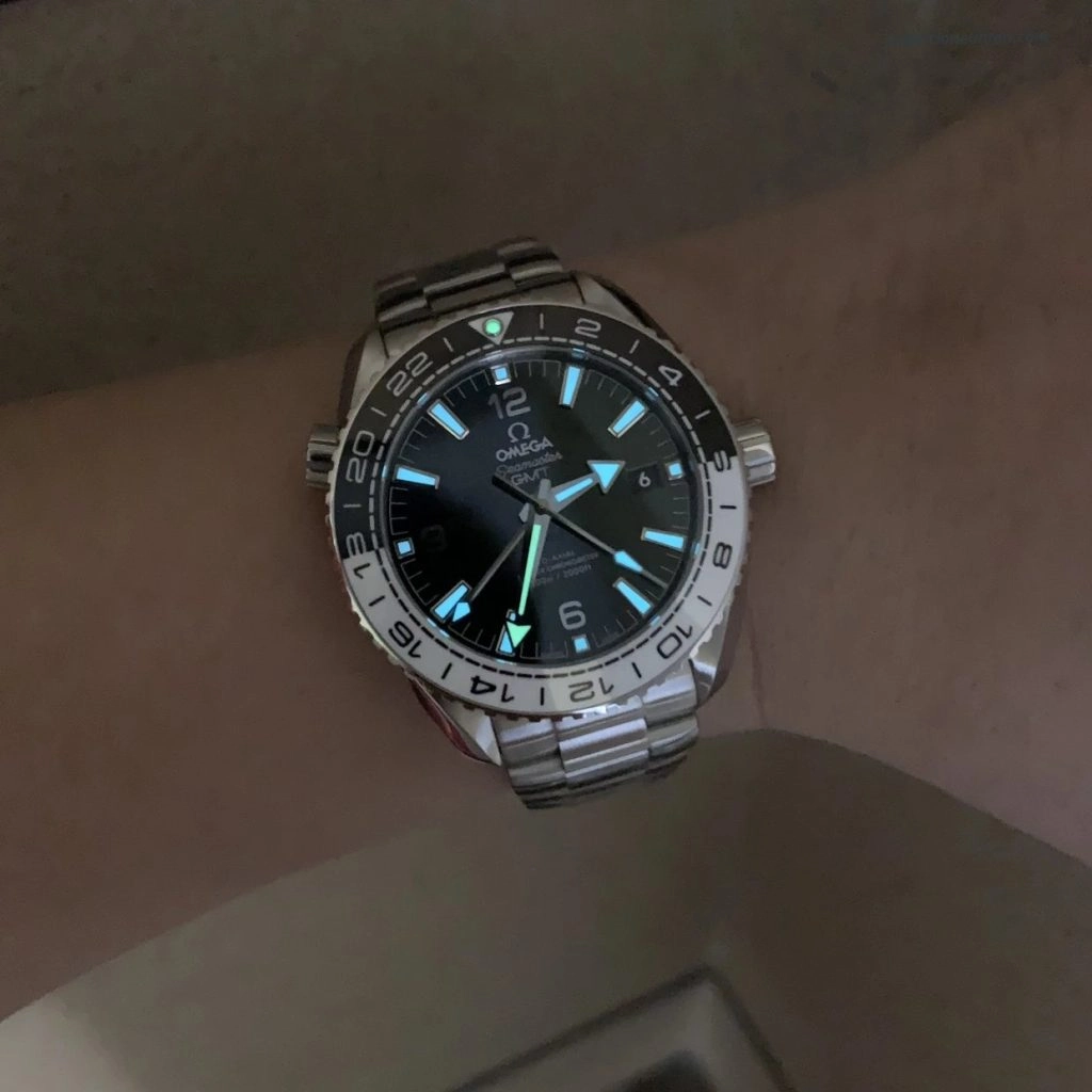 Premium Replica Uhr Omega Seamaster Planet Ocean 215.30.44.22.01.001 schwarz-weisse Keramiklünette 43,5 mm