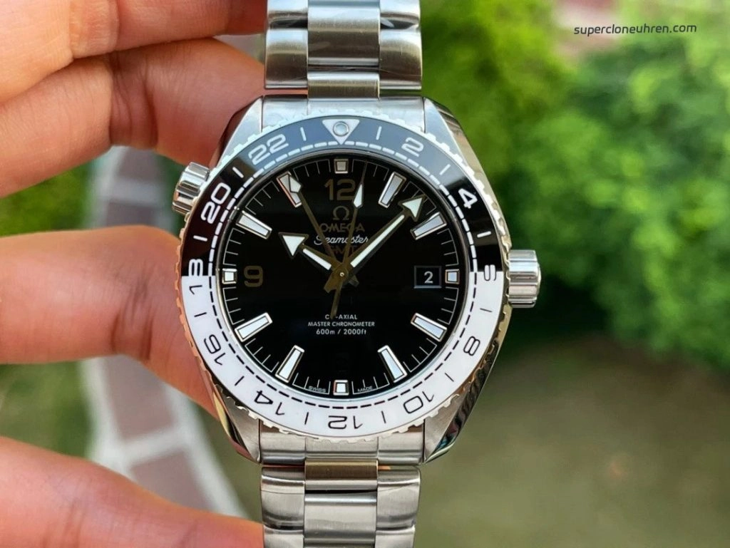 Premium Replica Uhr Omega Seamaster Planet Ocean 215.30.44.22.01.001 schwarz-weisse Keramiklünette 43,5 mm