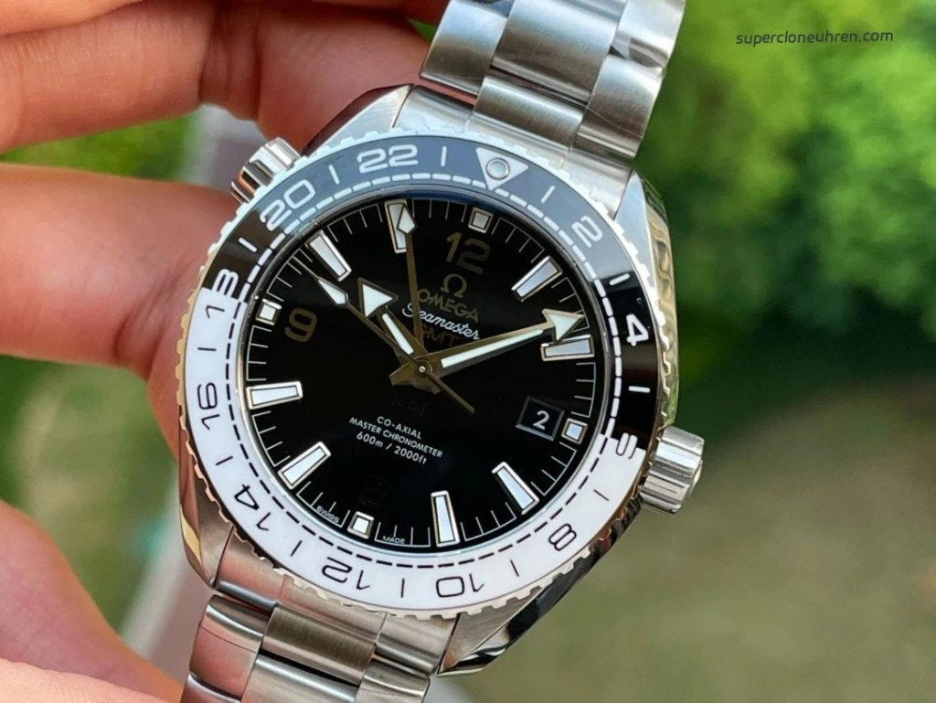 Premium Replica Uhr Omega Seamaster Planet Ocean 215.30.44.22.01.001 schwarz-weisse Keramiklünette 43,5 mm