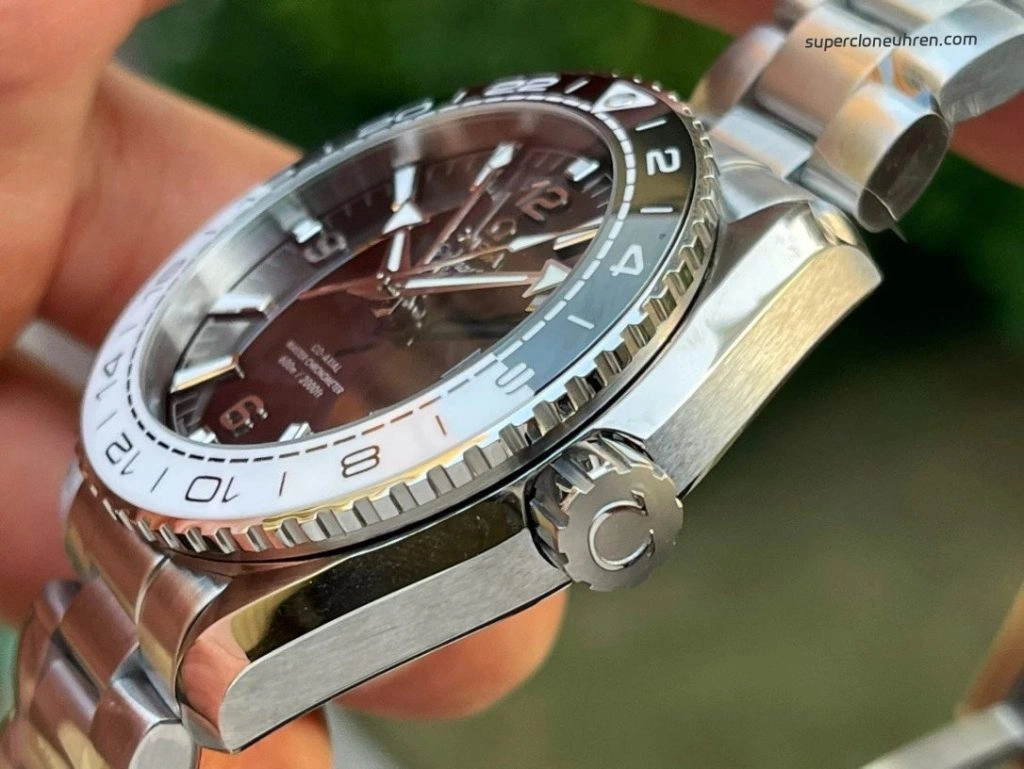 Premium Replica Uhr Omega Seamaster Planet Ocean 215.30.44.22.01.001 schwarz-weisse Keramiklünette 43,5 mm