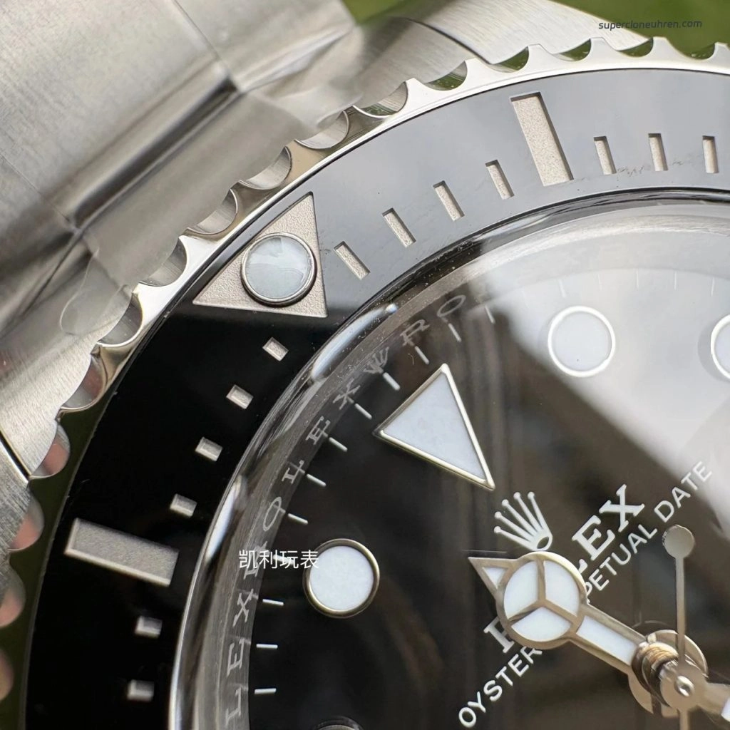 Premium Replica Uhr Rolex Sea-Dweller 126600 Edelstahl mit rotem Schriftzug 43mm