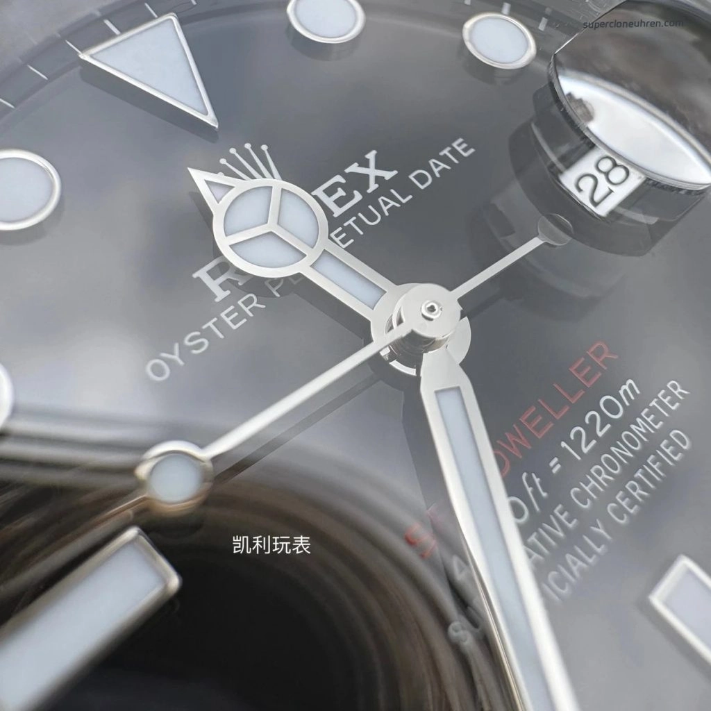 Premium Replica Uhr Rolex Sea-Dweller 126600 Edelstahl mit rotem Schriftzug 43mm