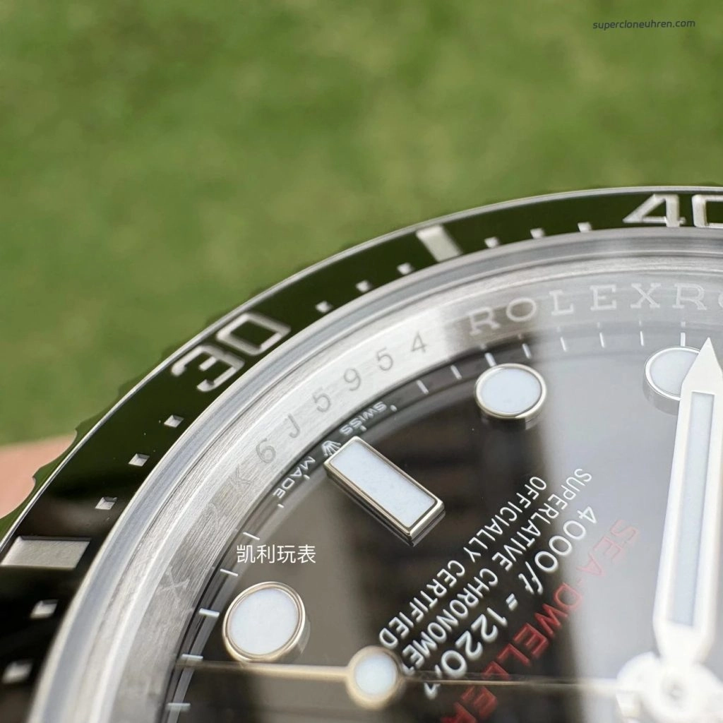 Premium Replica Uhr Rolex Sea-Dweller 126600 Edelstahl mit rotem Schriftzug 43mm