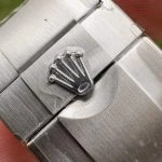 Premium Replica Uhr Rolex Sea-Dweller 126600 Edelstahl mit rotem Schriftzug 43mm