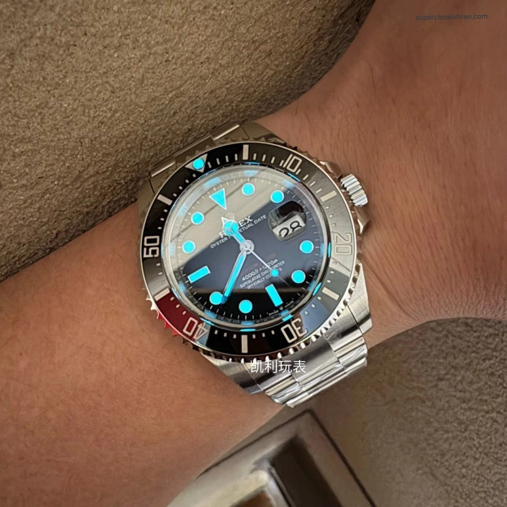 Premium Replica Uhr Rolex Sea-Dweller 126600 Edelstahl mit rotem Schriftzug 43mm
