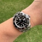 Premium Replica Uhr Rolex Sea-Dweller 126600 Edelstahl mit rotem Schriftzug 43mm